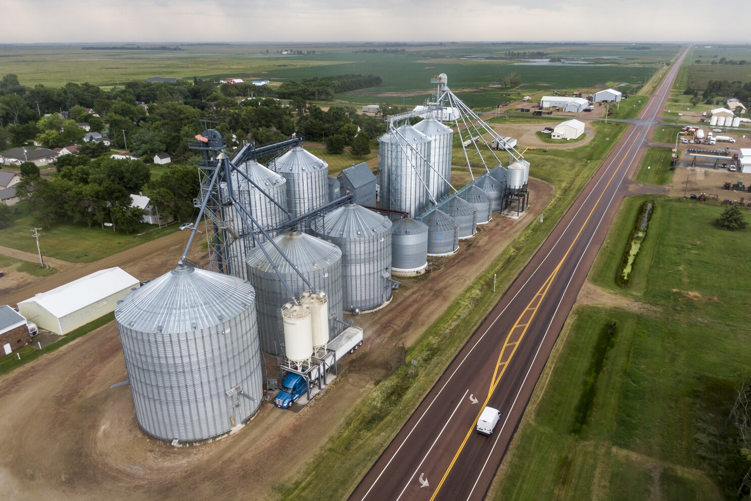 Vista aérea de estrutura de armazenamento rural